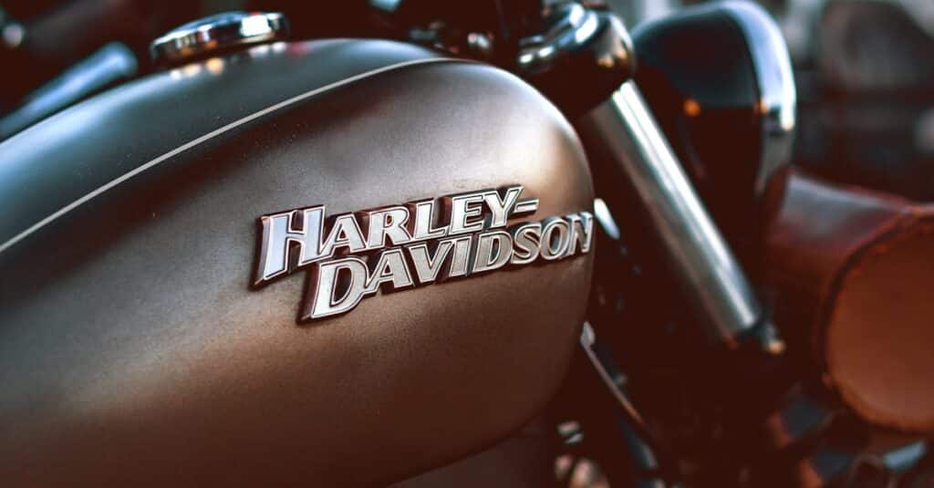découvrez l'univers emblématique de harley-davidson, ses motos légendaires et son style intemporel. trouvez la liberté sur la route avec harley-davidson.